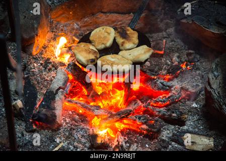 Traditionelles Wikingerbrot, das über offenem Feuer zubereitet wird; L'Anse aux Meadows, Neufundland und Labrador, Kanada Stockfoto