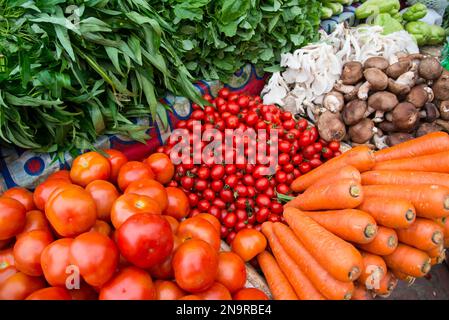 Gemüse zum Verkauf auf einem Straßenmarkt; Luang Prabang, Laos Stockfoto