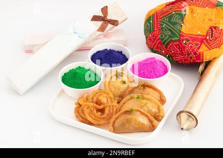 Verschiedene Indische Mithai Jalebi, Jilebi, Zalebi, Gujiya, Gujia, Karanji, Pedakiya, Basundi, Gughra, Chandrakala Und Farbenfrohes Herbal Holi Color Powder Gu Stockfoto