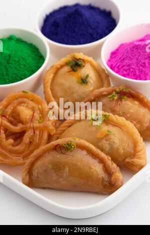 Verschiedene Indische Mithai Jalebi, Jilebi, Zalebi, Gujiya, Gujia, Karanji, Pedakiya, Basundi, Gughra, Chandrakala Und Farbenfrohes Herbal Holi Color Powder Gu Stockfoto