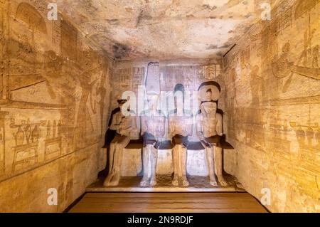 Abu Simbel, Ägypten; 12. Februar 2023 - ein Blick von innen auf den Großen Tempel in Abu Simbel, Ägypten. Stockfoto