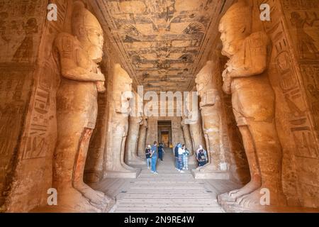 Abu Simbel, Ägypten; 12. Februar 2023 - ein Blick von innen auf den Großen Tempel in Abu Simbel, Ägypten. Stockfoto