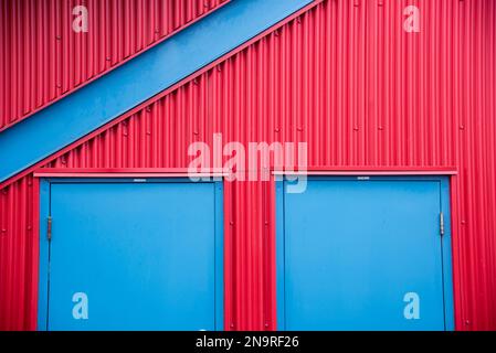 Detail eines metallseitigen Gebäudes mit zwei Türen; Prince Rupert, British Columbia, Kanada Stockfoto