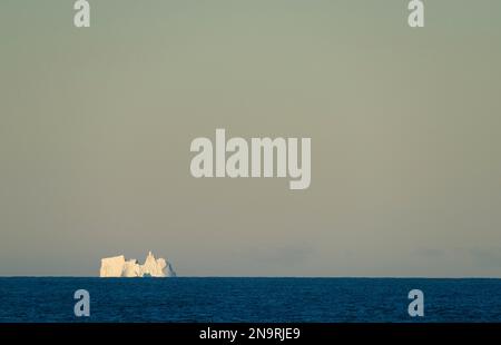 Eisberg im weiten südlichen Ozean der Antarktis; Antarktis Stockfoto