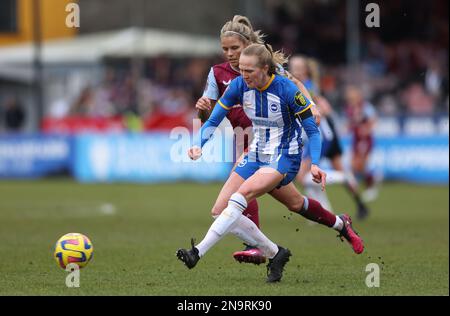 Crawley, Großbritannien. 12. Februar 2023. Brightons Zoe Morse während des Barclays Women's Super League-Spiels zwischen Brighton & Hove Albion und Aston Villa im Broadfield Stadium in Crawley. Kredit: James Boardman/Alamy Live News Stockfoto