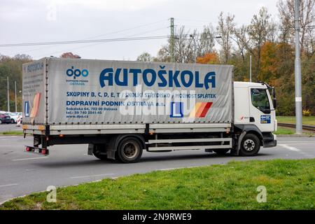 OSTRAVA, TSCHECHISCHE REPUBLIK - 14. OKTOBER 2022: Volvo FL 240 Lkw der DPO Autoskola Fahrschule in Ostrava, Hranecnik Stockfoto