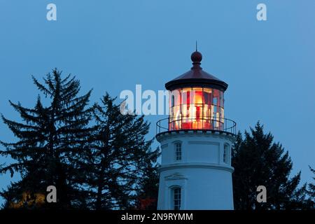 Umpqua River Lighthouse in der Dämmerung an der Küste von Oregon im Pazifischen Nordwesten der USA; Oregon, Vereinigte Staaten von Amerika Stockfoto