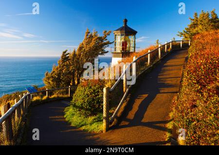 Cape Meares Light an der Küste Oregons bei Sonnenuntergang; Oregon, Vereinigte Staaten von Amerika Stockfoto