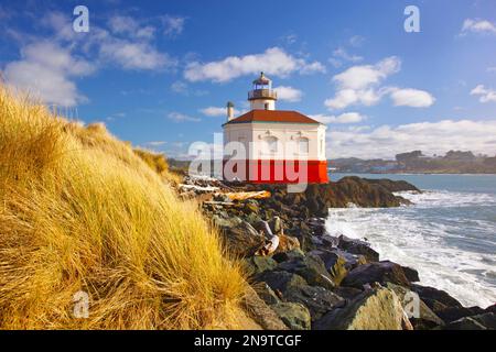 Coquille River Light an der Küste Oregons mit zerklüfteter felsiger Küste; Bandon, Oregon, Vereinigte Staaten von Amerika Stockfoto