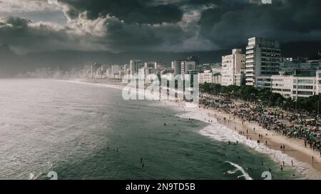 Draufsicht über die Strände Arpoador und Ipanema in Rio de Janeiro, Brasilien an einem bewölkten Tag mit vielen Cariocas, die die Strände genießen Stockfoto