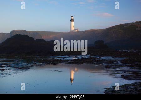 Yaquina Head Light spiegelt sich in einem Gezeitenbecken entlang der Küste Oregons im Yaquina Bay State Park; Oregon, Vereinigte Staaten von Amerika Stockfoto