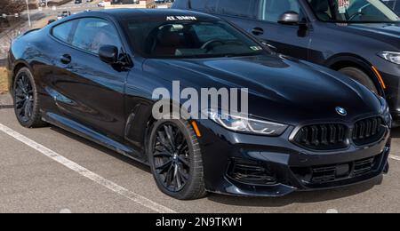 Ein schwarzes BMW-Coupé, das bei einem Händler in Monroeville, Pennsylvania, USA, verkauft wird Stockfoto