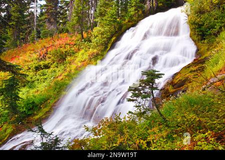 Die Herbstfarben verleihen den Umbrella Falls im Mount Hood National Forest, Oregon, USA, und Oregon, USA, Schönheit Stockfoto