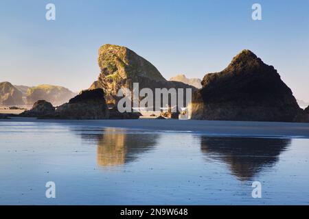 Das Morgenlicht verleiht Cape Sebastian an der South Oregon Coast, Oregon, USA, Schönheit Stockfoto