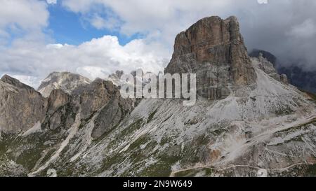 Ein Luftzug der Berggipfel der italienischen Dolomiten, die sich hinter dem Nebel verstecken Stockfoto