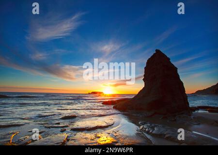 Niedrigwasser- und Felsformationen am Otter Rock Beach at Sunset; Oregon, Vereinigte Staaten von Amerika Stockfoto