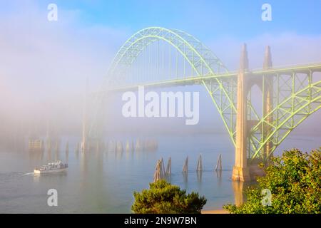 Yaquina Bay Bridge im Nebel in Newport entlang der Küste von Oregon; Newport, Oregon, Vereinigte Staaten von Amerika Stockfoto