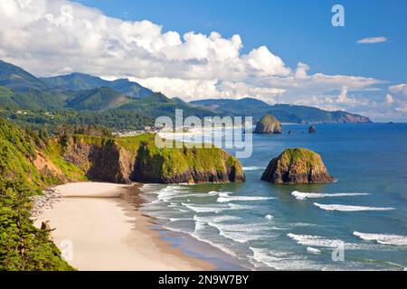 Crescent Beach, der entlang der Küste Oregons nach Süden blickt, bis zum Haystack Rock im Ecola State Park; Oregon, Vereinigte Staaten von Amerika Stockfoto