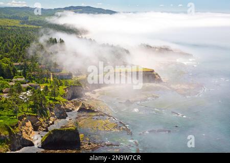 Morgennebel über der Küste Oregons mit Blick nach Osten von Cape Foulweather bis Otter Rock; Oregon, Vereinigte Staaten von Amerika Stockfoto