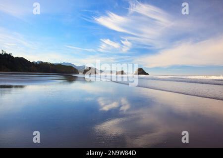 Ebbe entlang der Felsformationen im Ecola State Park mit Blick nach Süden zum Cannon Beach und Haystack Rock entlang der Küste Oregons Stockfoto