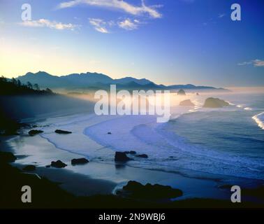 Der Morgennebel verleiht dem Ecola State Park mit Blick auf Haystack Rock und Cannon Beach, Oregon, USA, Schönheit Stockfoto