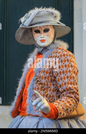 Venedig, Italien. 12. Februar 2023. Teilnehmer vor der Kirche Chiesa di San Zaccaria in aufwendigen Kostümen, oft handgefertigt und individuell gestaltet. Kostümierte Karnevalsteilnehmer und Feier mischen sich unter Touristen, Besucher und Einheimische, während der Karneval in den Straßen und Plätzen von Venedig voll im Gange ist. Kredit: Imageplotter/Alamy Live News Stockfoto