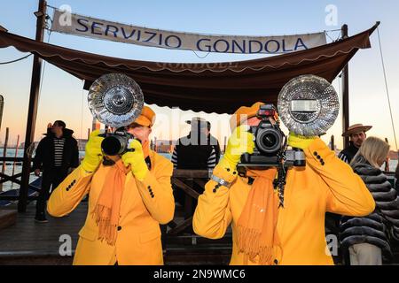 Venedig, Italien. 12. Februar 2023. Zwei Feiern, die als Pressefotografen der "Gelben Presse" verkleidet sind. Kostümierte Karnevalsteilnehmer und Feier mischen sich unter Touristen, Besucher und Einheimische, während der Karneval in den Straßen und Plätzen von Venedig voll im Gange ist. Kredit: Imageplotter/Alamy Live News Stockfoto