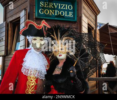 Venedig, Italien. 12. Februar 2023. Kostümierte Karnevalsteilnehmer und Feier mischen sich unter Touristen, Besucher und Einheimische, während der Karneval in den Straßen und Plätzen von Venedig voll im Gange ist. Kredit: Imageplotter/Alamy Live News Stockfoto