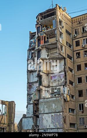 Ein neunstöckiges Wohnhaus hat in der Stadt Dnipro in der Wohngegend Pobeda in der Ukraine eine russische Rakete in die Luft gejagt. Raketenfeuer von russischen Eindringlingen auf Zivilpersonen Stockfoto