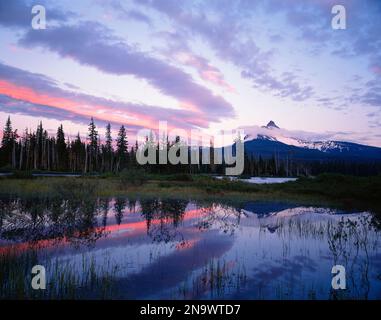 Mountain Lake in der Abenddämmerung; Oregon, Vereinigte Staaten von Amerika Stockfoto