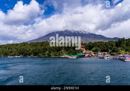 Boote, die am Petrohue Hafen am Todos Los Santos See in Chile anlegen Stockfoto