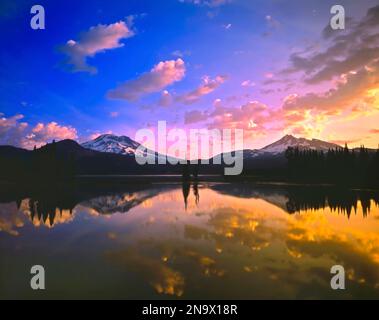 Sonnenaufgang über dem Sparks Lake und Blick auf South Sister und Broken Top in Three Sisters Wilderness, Oregon Cascade Mountains im pazifischen Nordwesten Stockfoto
