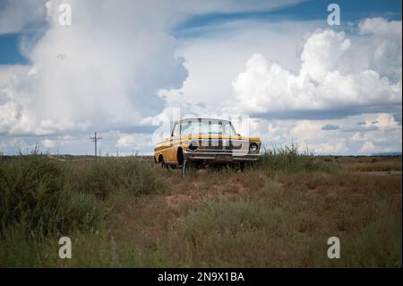 Ein alter gelber Ford Rancherto Pickup-Truck, verlassen in der Wüste Stockfoto