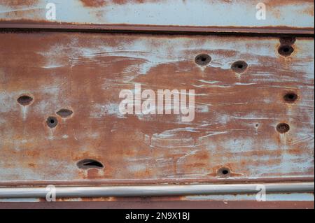 Eine alte, verlassene Ford Courier Sedan Lieferung, rostig und mit Einschusslöchern Stockfoto