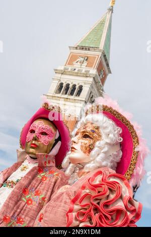 Venedig, Italien, 11. Februar 2023. Kostümierte Karnevalsteilnehmer und Feier mischen sich mit Touristen, Besuchern und Einheimischen, während das Karnevalswochenende in den Straßen und Plätzen von Venedig voll in Fahrt kommt. Kredit: MAURO DALLA POZZA/Alamy Live News Stockfoto