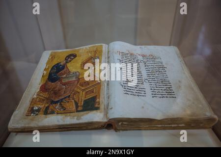 Altes georgianisches Christbuch Gospel in Zugdidi, Georgia, 31. Januar 2023. Stockfoto