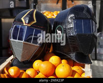 ivrea Karneval, Ledermasken der Aranceri Stockfoto