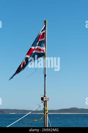 Australische Nationalflagge mit blauem Hintergrund. Stockfoto