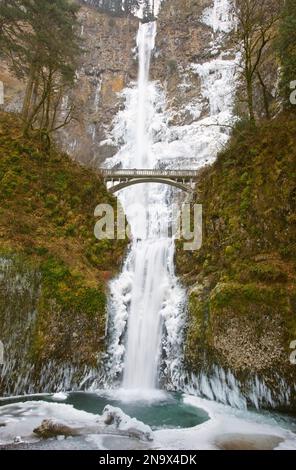 Multnomah Falls im Winter, Columbia River Gorge; Oregon, Vereinigte Staaten von Amerika Stockfoto