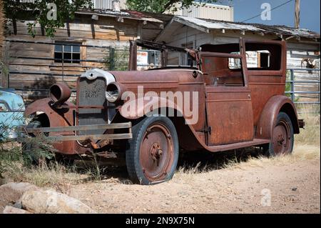 Ein alter Wagen, der in einer Scheune steht, sieht aus wie ein Chevrolet Series ab National Stockfoto