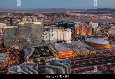 Abendlicher Blick auf den Las Vegas Strip mit ARIA Resort und Casino und der T-Mobile Arena. Stockfoto