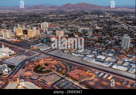 Antenne Nacht Blick von Clark County Government Center in Las Vegas. Stockfoto