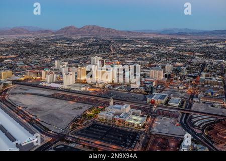 Blick auf die Abenddämmerung des Stadtzentrums von Las Vegas, Nevada, USA Stockfoto
