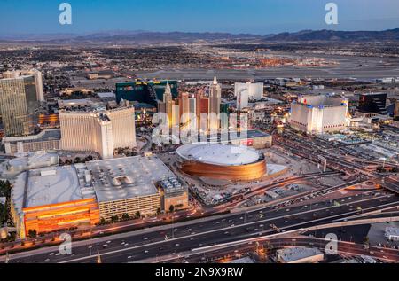 Nachtaufnahmen von Las Vegas, Nevada, mit der T-Mobie Arena im Vordergrund. Stockfoto