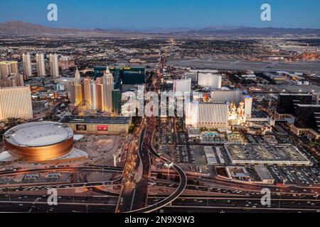 Nachtblick auf den Las Vegas Strip mit Excalibur Hotel und Casino und der T-Mobile Arena. Stockfoto