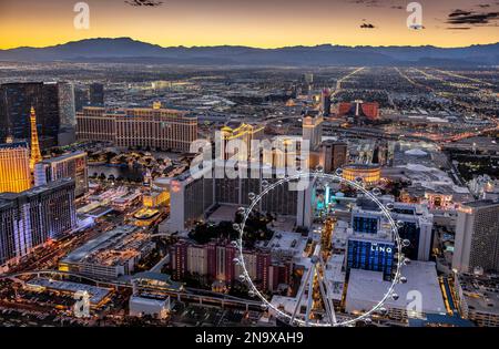 Antenne am Abend Blick auf Teil des Las Vegas Strip mit High Roller im Vordergrund Stockfoto