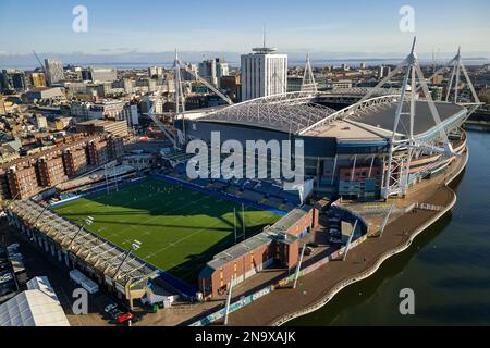 Das Zentrum von Cardiff und das Millennium-Stadion (Fürstentum) neben dem Fluss Taff aus der Vogelperspektive. Stockfoto