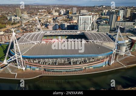 Das Zentrum von Cardiff und das Millennium-Stadion (Fürstentum) neben dem Fluss Taff aus der Vogelperspektive. Stockfoto