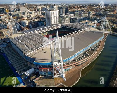 Das Zentrum von Cardiff und das Millennium-Stadion (Fürstentum) neben dem Fluss Taff aus der Vogelperspektive. Stockfoto