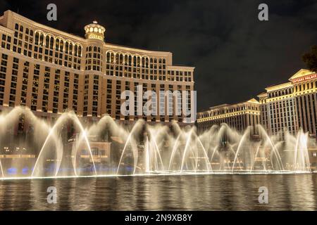 Nachtsicht auf die berühmten Bellagio-Brunnen auf dem Las Vegas Strip, Nevada USA. Stockfoto